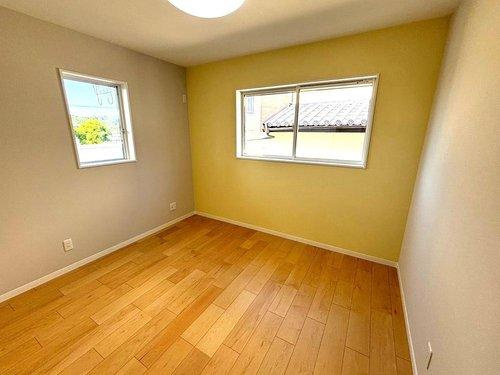 【千年1丁目　新築戸建ての洋室】