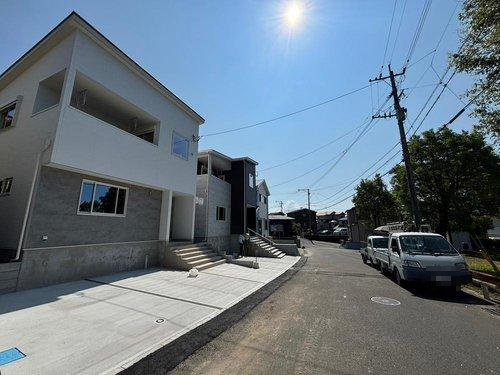 【千年1丁目　新築戸建ての前面道路含む現地写真】