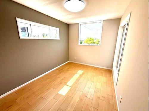 【千年1丁目　新築戸建ての洋室】