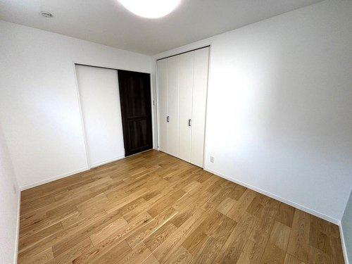 【千年1丁目　モデルハウス分譲の洋室】