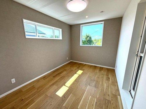 【千年1丁目　モデルハウス分譲の洋室】