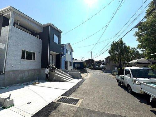 【千年1丁目　モデルハウス分譲の前面道路含む現地写真】