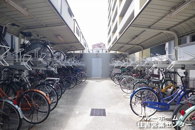 屋根付きの駐輪場がございます！