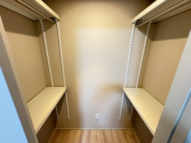 ゆとりのあるウォークインクローゼット。ご夫婦で左右を分けて使用したり、普段着と季節物を分類したりと、用途に合わせて整理しやすい設計です。衣類だけでなく、バッグや収納ケースなどもまとめて保管可能。