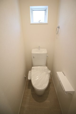 2か所のトイレにはどちらも温水洗浄便座付き！