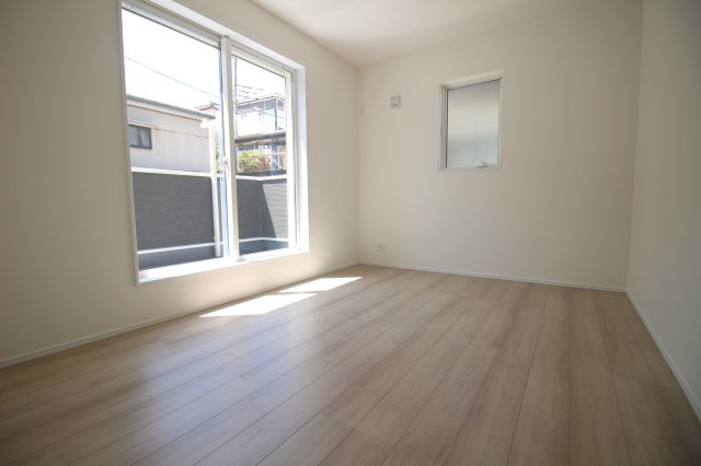 2階南西側の6帖洋室。このお部屋からもバルコニーへ出られます