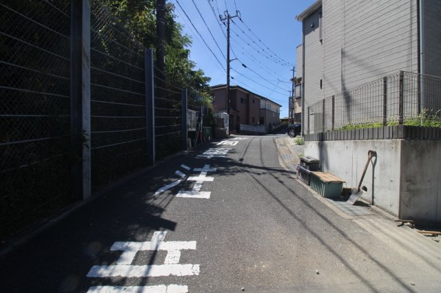 前面道路は幅4.58m。車通りは少な目です