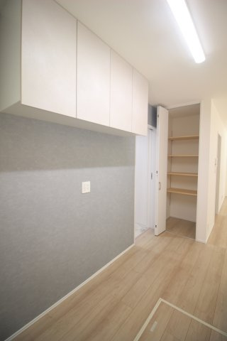 キッチン後ろの吊戸棚。下にお好みの収納家具を置いておけます。横には便利なパントリーもありますよ