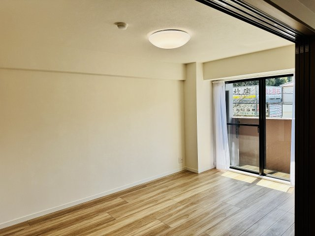 ～リビングに隣接している6.7帖の洋室です～