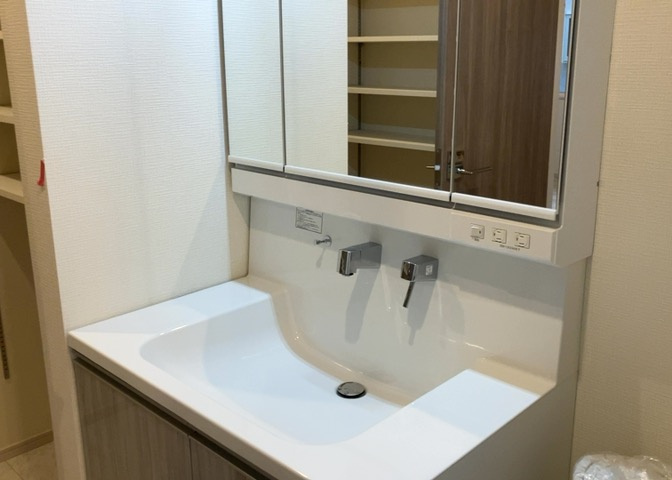 洗面化粧台では顔を洗ったり、身だしなみを整えることが本来の使い方ですが、用途によっては洗面化粧台に求められる機能が違ってくるため、ご自身や家族のライフスタイルに合ったものを選ぶことをおすすめ致します。