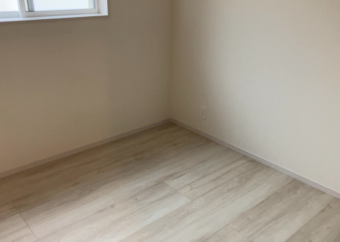 寝室でゆっくりと過ごすためにはベッド周りの適度な空間を担保することや窓の位置、照明の明るさ、寝室の広さなどを考える必要があります。自身や家族の構成とライフスタイルに併せて寝室にする部屋を選びましょう！