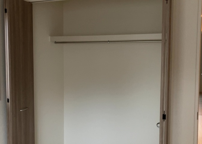 デザイン性を重視しすぎて収納が少なかった！なんてことにならないため、事前に現地で収納の数を確認しておくことをお勧めします。クローゼット以外にも床下収納や屋根裏収納、パントリーなどもチェックしましょう。