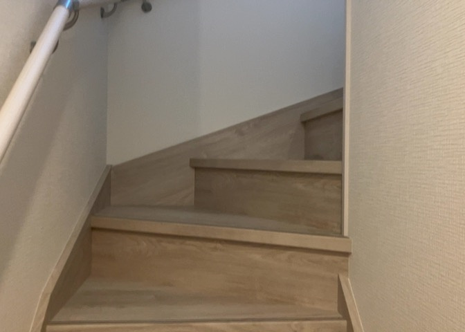 建物の上下階の通路である階段は、その位置によって動線や室内の印象が大きく左右されます。手摺にも重要な役割があり、転倒の防止・歩行や動作を円滑にして日常生活を支えることを主な目的として設置されています。