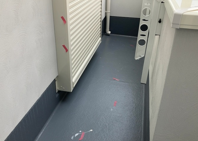 バルコニーは、室外の専用スペースのうち、「屋根がなく開放された空間」であるものを指します。ベランダより広いタイプのものが多く、日当たりもよいため家庭菜園などを楽しみたい人にとって適した環境となります。