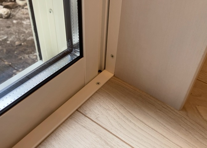 サッシとは、ガラス窓に使用される金属製の窓枠のことです。一般的に住宅建築では、金属製建具工事の段階で備え付けるもので、ガラス類や玄関、バスルームのスチール製のドアなどと同じタイミングで工事を行います。