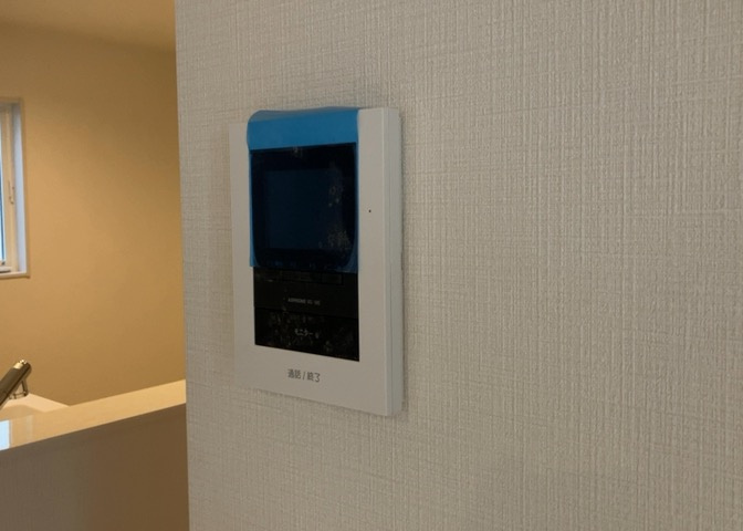 モニターで来訪者を確認して、目的が分からない場合はインターホンを通じて室内から会話することができます。怪しいと感じた場合はインターホン越しにお帰りいただくことができるので、直接会うことがなく安全です。
