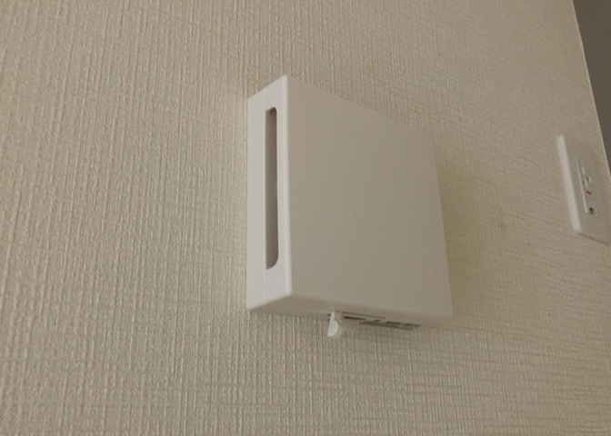 1日中建物内の換気が行われるように設計された仕組みです。気密性の高い住宅は、家に籠った空気でシックハウス症候群になる可能性がありますが、24時間換気システムであれば計画的な換気で対策が可能です。