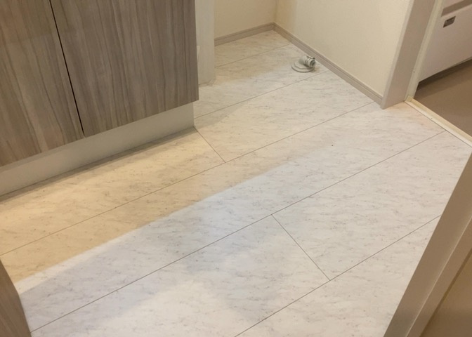 多くの戸建て住宅で見かける洗面脱衣所は、洗面台と洗濯機が2畳ほどのスペースに並べられていて、洗面所が脱衣所を兼ね備えている間取りが一般的です。お客様が利用することもある、パブリックな空間でもあります。