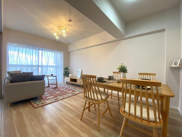 広々とした14.4帖の明るく開放的なリビングダイニングです。家具の配置がしやすく、ご家族が自然と集まり会話が弾む心地よい住空間を創出します。日々の暮らしをより豊かで快適に彩る魅力的な空間です。