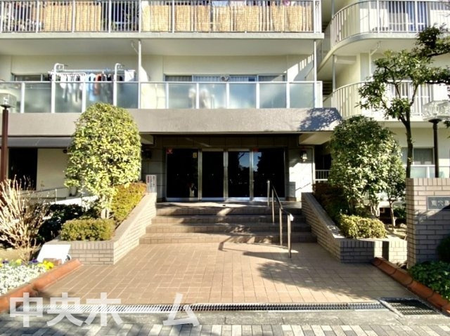 【エントランス】マンションのエントランスは、その物件の印象を決める、顔とも言える場所です。毎日通る場所ですからきれいなのが一番です。エントランス内はオートロックですので暮らしの安全も確保されています。