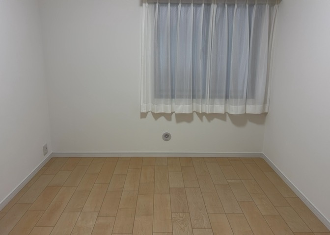 洋室のメリットは重い家具が置きやすく、身の回りが整理しやすいことです。　床がフローリングのため畳とは異なり凹みにくいです。　クローゼットなど収納が豊富で、普段使わない旅行カバンや服の整頓も簡単にです。