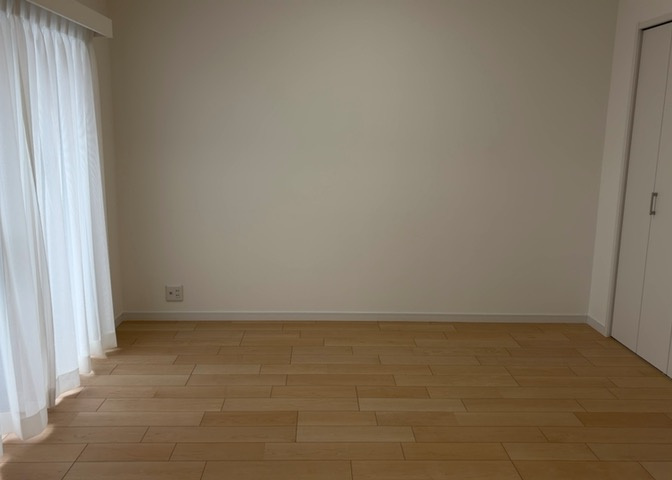 寝室でゆっくりと過ごすためにはベッド周りの適度な空間を担保することや窓の位置、照明の明るさ、寝室の広さなどを考える必要があります。自身や家族の構成とライフスタイルに併せて寝室にする部屋を選びましょう！