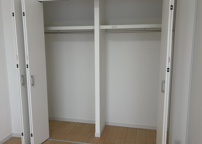 デザイン性を重視しすぎて収納が少なかった！なんてことにならないため、事前に現地で収納の数を確認しておくことをお勧めします。クローゼット以外にも床下収納や屋根裏収納、パントリーなどもチェックしましょう。