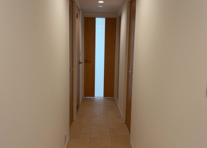 内装はとにかくおしゃれなものがいい！と選ぶ前に、まず住んだ後のことを想像してみましょう。住んでみたらコンセントの位置が悪くて使いにくいなど出てきます。事前にどの家電をどこに置くか想定しておきましょう。