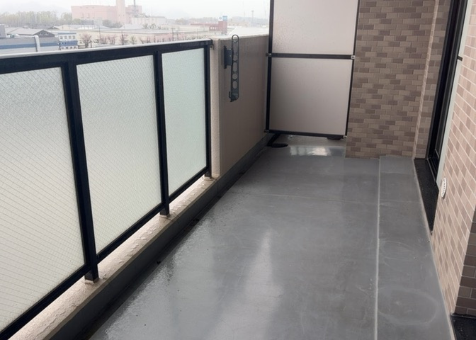 バルコニーは、室外の専用スペースのうち、「屋根がなく開放された空間」であるものを指します。ベランダより広いタイプのものが多く、日当たりもよいため家庭菜園などを楽しみたい人にとって適した環境となります。