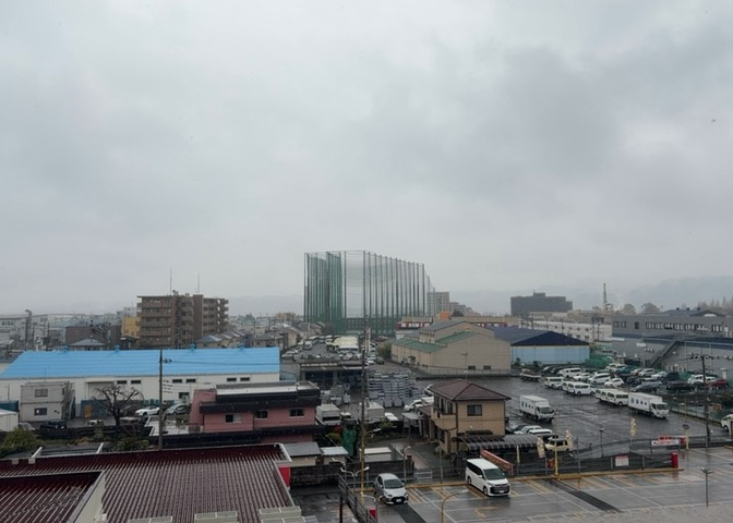 眺望の良さを楽しめるダイニングキッチンで家族団らんの時間を過ごしてはいかがでしょうか。バルコニーから見える景色を家族で眺める時間は、時間が経つのを忘れてしまいそうですね。是非、現地を見に行きましょう！