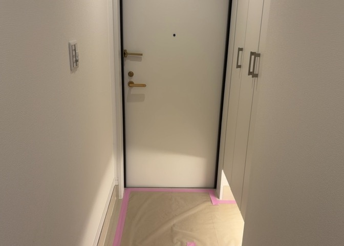 玄関は家の顔でもあり、家族以外の目にも止まる場所です。玄関は外との間を仕切る扉、靴などをしまっておく収納スペース、靴脱ぎのたたきスペース、来客とのやり取りをするドアホンなど複数のアイテムからなります。