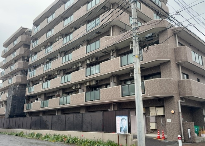 外観はマンション管理がされているかの目安になります。築年数が古いと、壁面は劣化してひび割れが生じることも！建物が古びていても細かいところが修繕されていると、きちんと管理されているなぁと感じるでしょう。