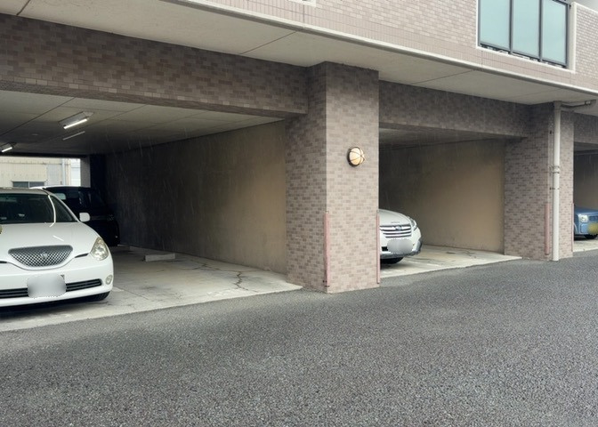 車一台あたりに必要なスペースは、標準サイズの普通自動車で横幅2m50cm、長さ5mは必要になります。ただし、乗降のことも考慮して横幅3m30cm、長さ5m50cmほどは確保できるところを選びましょう。