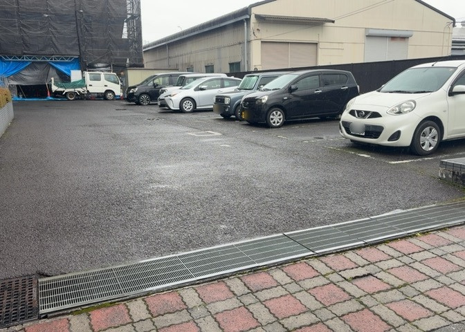 駐車場と明記されていても、最小スペースでつくられた駐車場だと大型車は駐車できなかったり、出入りしにくくなったりする可能性があります。お車のサイズと購入したい物件の駐車場のサイズを現地で確認しましょう。