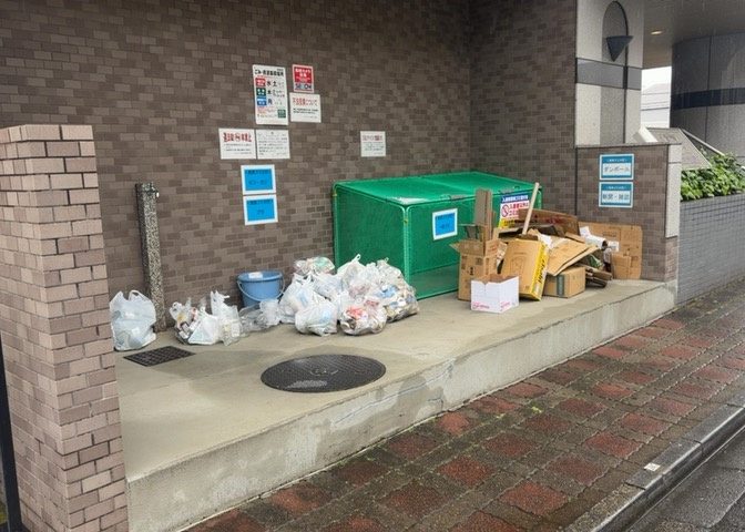 共有部分は、住民なら誰もが使える設備のこと。例えば駐車場やエレベーター、インターネット設備、セキュリティ設備などがあります。他にも、マンションの廊下・外部階段やエントランス・ゴミ置き場などがあります。