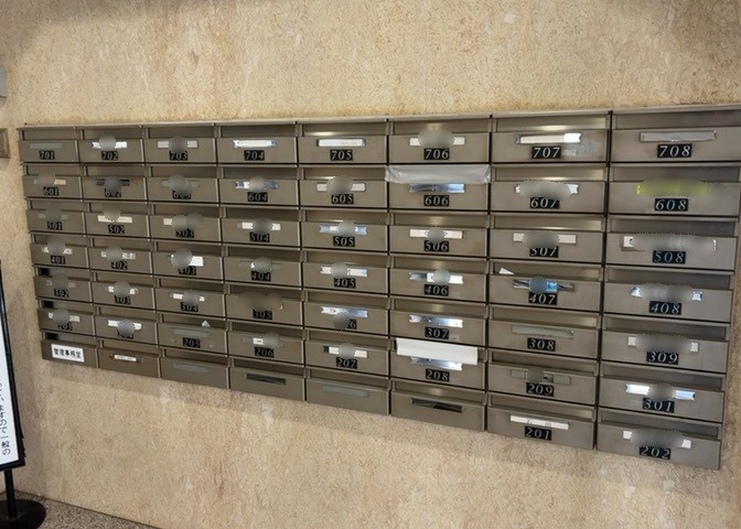 エントランス付近に設置されている集合ポストは、住んでいる部屋と離れているため、ポストをあさるなど誰かに何かされていても被害に気づきにくいです。入居する時には他人に特定されにくい番号で鍵をかけましょう！