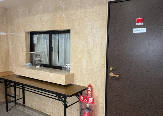 受付はマンションコンシェルジュがいる場合もあれば、管理人が滞在する小部屋を総称して呼ぶことがあります。主にエントランスに設置されていることから、防犯面でも期待ができます。防犯設備がない場合はより安心！