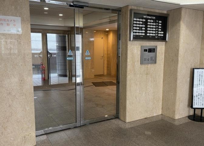 ラウンジは、マンションの共用スペースに椅子やテーブルなどを配置した利用者が寛げる空間です。屋内型ラウンジと屋外型ラウンジがあります。共用部分の管理状況と合わせて、詳細については現地でご確認ください。