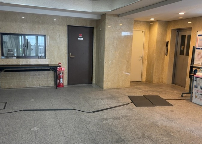 ロビーというと、エントランスと何がちがうの？と思いますよね。実はロビーとエントランスには明確な決まりはありません。物件によっては、エントランスを入って広がるある程度の広さのある空間がロビーとなります。