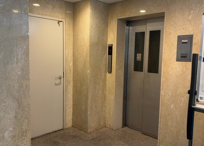 共有部分は、住民なら誰もが使える設備のこと。例えば駐車場やエレベーター、インターネット設備、セキュリティ設備などがあります。他にも、マンションの廊下・外部階段やエントランス・ゴミ置き場などがあります。