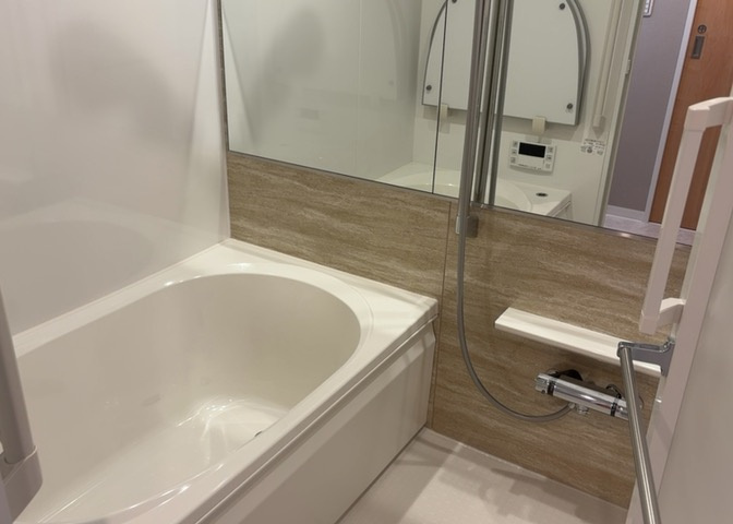 入浴時の快適さも大事なことですが、綺麗な状態を維持できなければ気持ちよく入浴できません。毎日の掃除が楽という点は大事なポイントになります！カビが生えにくく掃除がしやすい、壁や浴槽を選ぶといいでしょう。