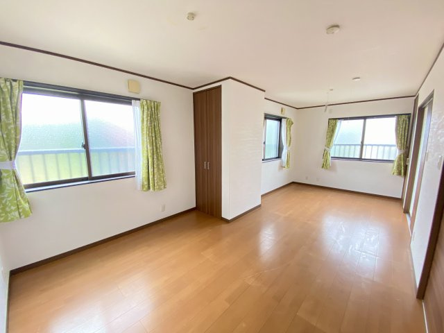 2階の広々とした洋室は、3面採光で明るく風通しも良好。家族の寝室や子ども部屋、ワークスペースなど多用途に活用できます。収納も備えており、衣類や日用品もスッキリ片付きます。室内は落ち着いた色合い。