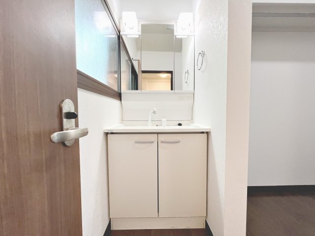 独立洗面台、小物を置くことができて便利です