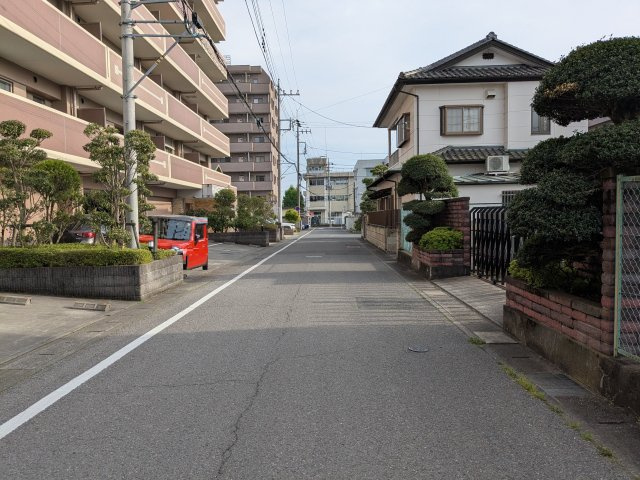 静かな前面道路です