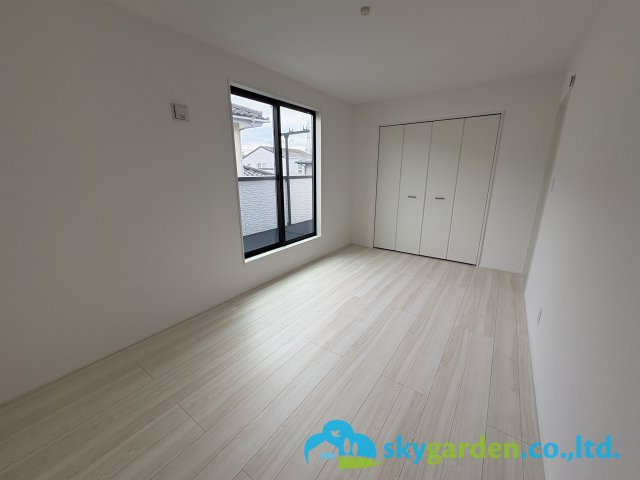 落ち着いて過ごせるお部屋なので、寝室にいかがでしょうか