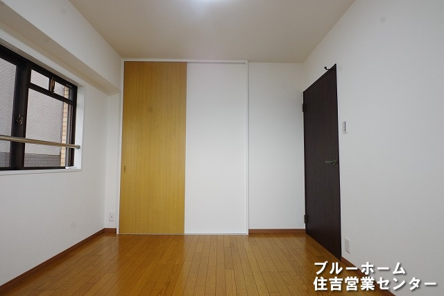 約5.5帖の洋室です！2面採光で明るいお部屋です！