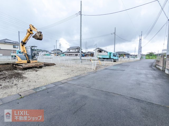 【前面道路含む現地写真】お車も2台すれ違える道幅の広さもございます。ぜひ現地もご覧ください。