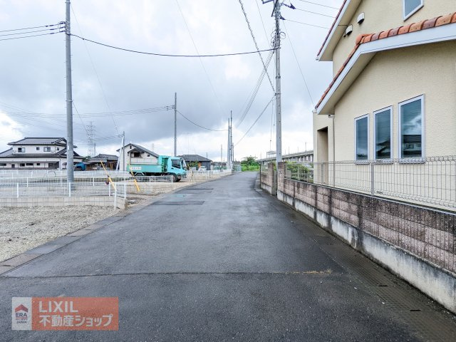 【前面道路含む現地写真】お車も2台すれ違える道幅の広さもございます。ぜひ現地もご覧ください。