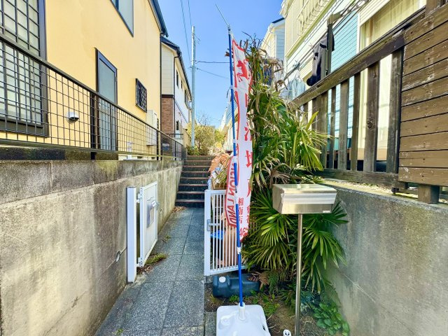 並列1台駐車可能なスペースがございます。