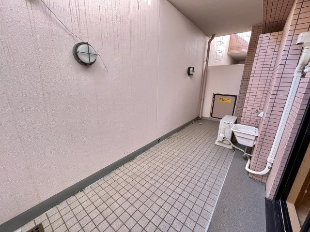 マルチルーム前面には「スロップシンク付き」のテラスがございます。お子様のプール等もできる広さです。